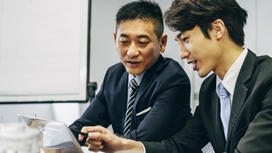 Male-colleagues-at-computer