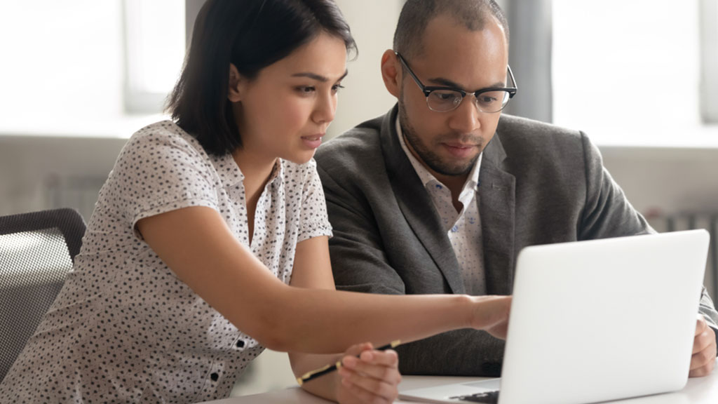 colleagues-in-discussion-at-computer