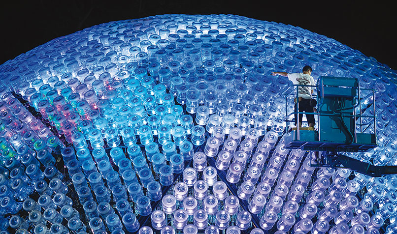 The giant lantern "Rising Moon" was made from 7000 recycled plastic bottles and displayed in Hong Kong.