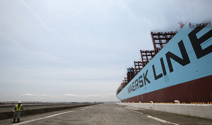 Wharf container ship