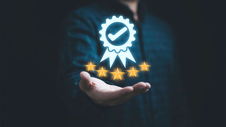 Person hand out 5 stars tick